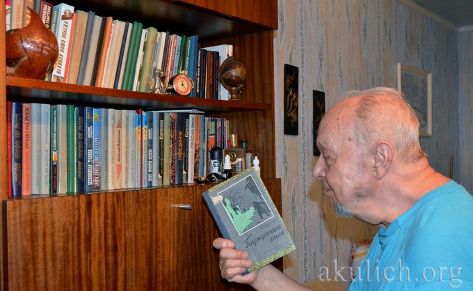 Писатель Анатолий Полянский и его книги. Фото Сергея Акулича